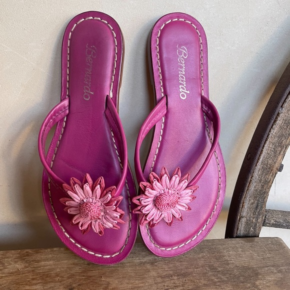 BERNARDO Pink Leather Flip Flop Sandals Hand Woven Raffia Flower 7M Spain Cute! - Picture 4 of 12